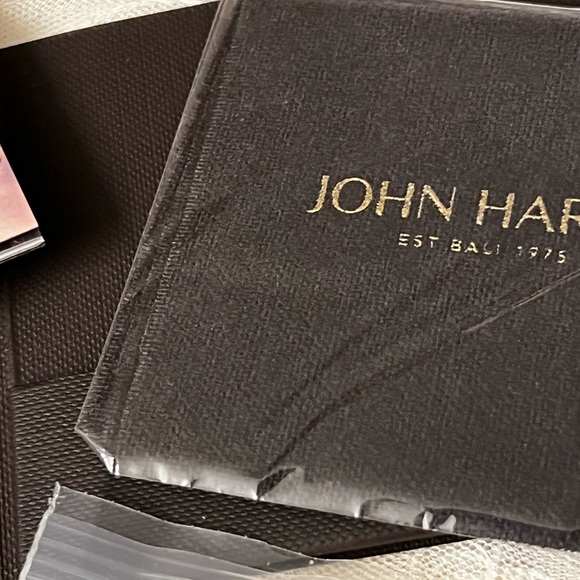 John Hardy Sterling Silver and 22 karat gold earrings. - Picture 7 of 11